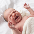 247 1 بكاء الطفل حديث الولادة - معلومات هامة لمعرفة سبب صراخ البيبي تليد خلف